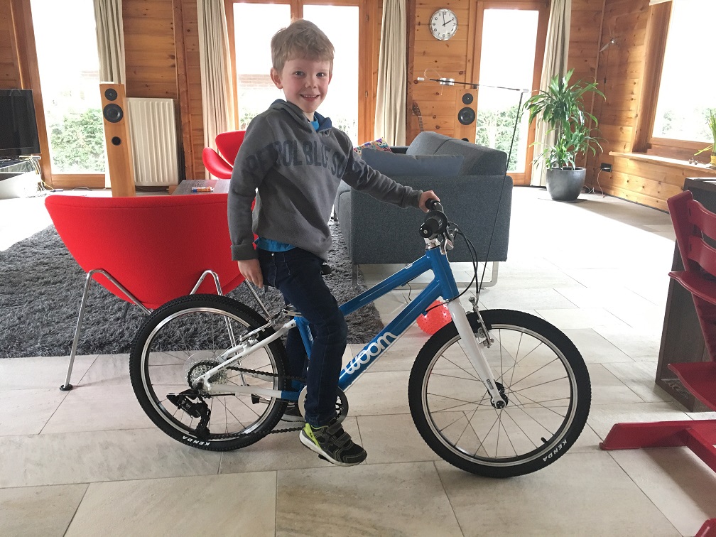 Woom 4 blauw, woom bikes bij Stip Kinderfietsen